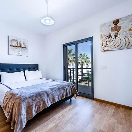 Modern & Central, Gated With Pool Apartment *