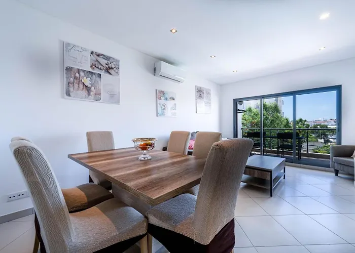 Modern & Central, Gated With Pool Albufeira