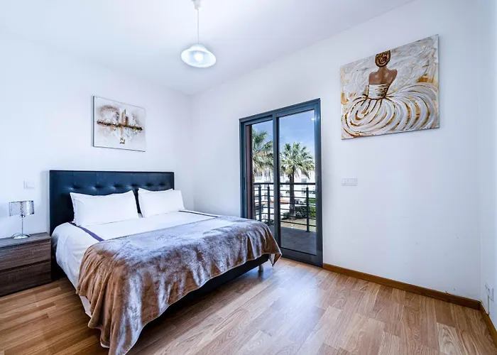 Modern & Central, Gated With Pool Apartment *