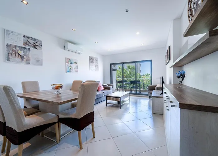 Modern & Central, Gated With Pool Apartment *