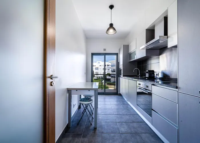 Apartment Modern & Central, Gated With Pool Albufeira