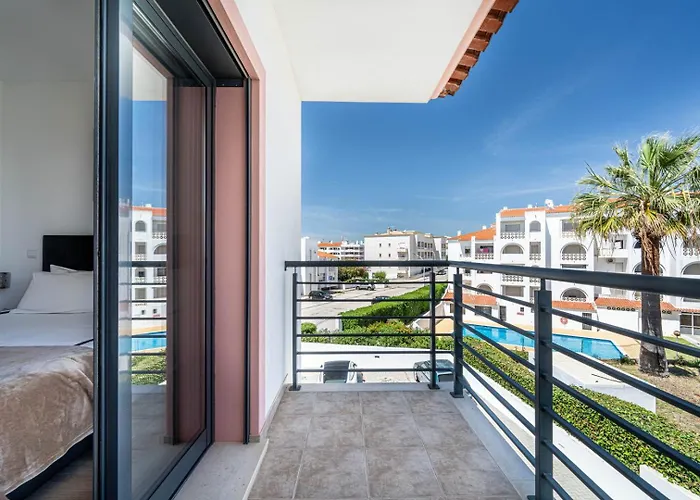 Apartment Modern & Central, Gated With Pool Albufeira