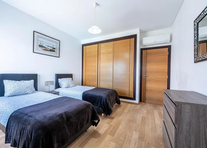 Modern & Central, Gated With Pool Apartment *