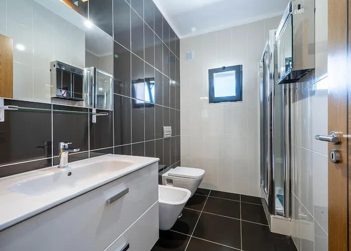 Modern & Central, Gated With Pool Albufeira