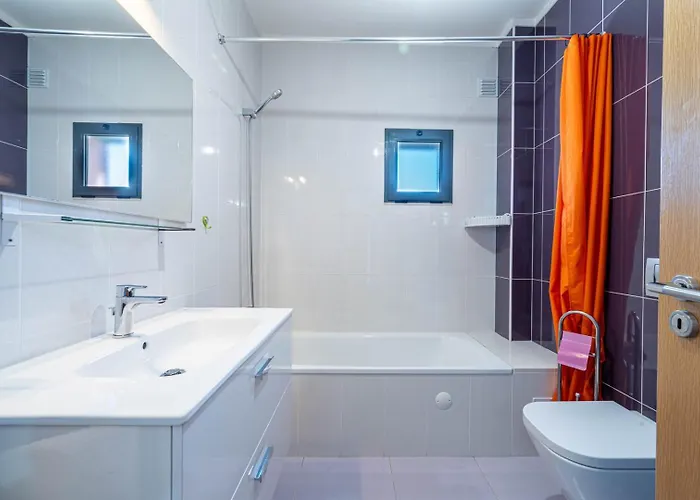 Apartment Modern & Central, Gated With Pool Albufeira