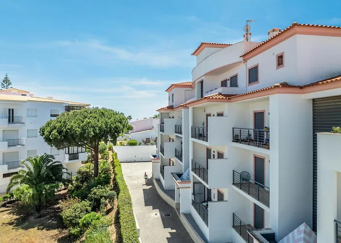 Modern & Central, Gated With Pool Apartment