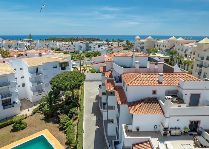 Modern & Central, Gated With Pool Apartment *