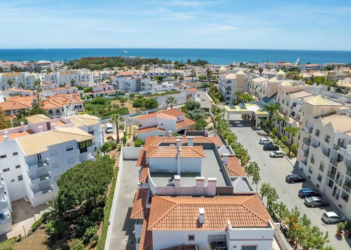 Modern & Central, Gated With Pool Apartment *