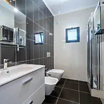 Modern & Central, Gated With Pool Albufeira