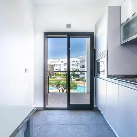 Daire Modern & Central, Gated With Pool *