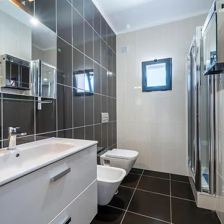Modern & Central, Gated With Pool Albufeira